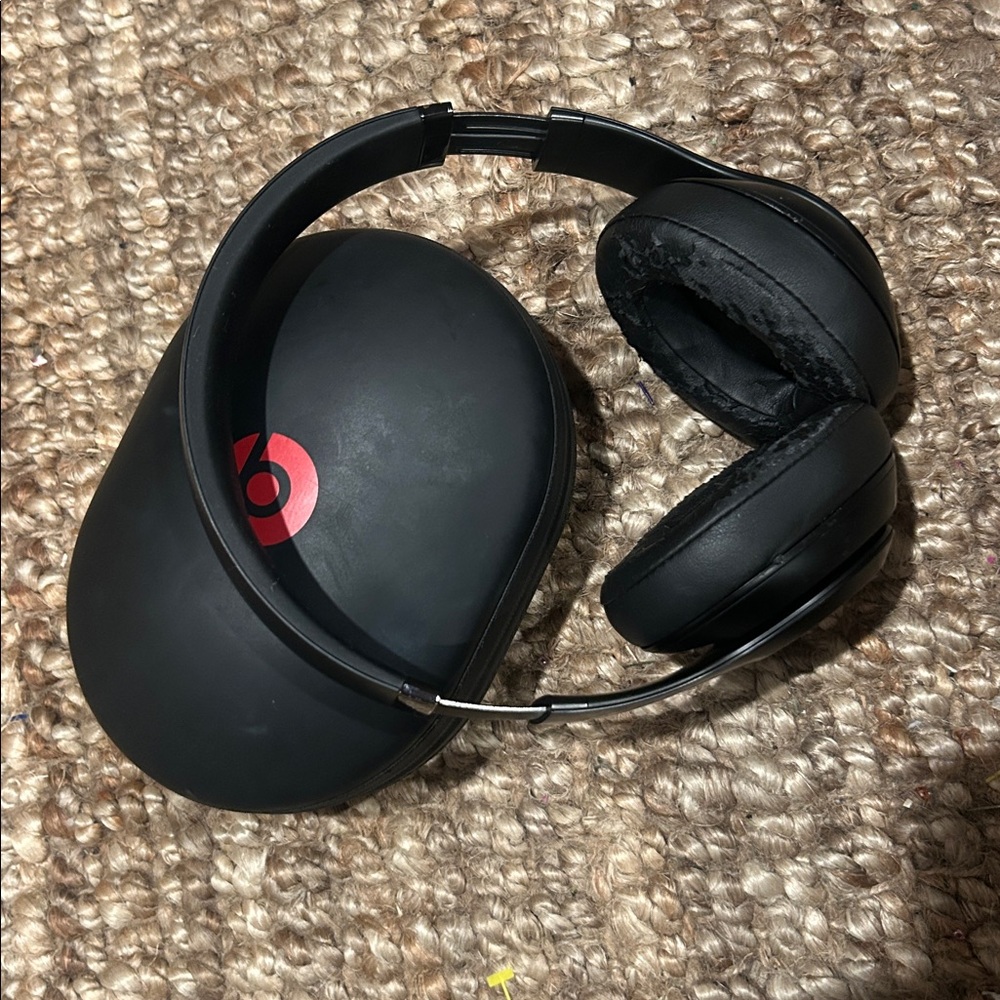Beats Solo 3 Bluetooth Wireless Over-Ear Headphones - Picture 10 of 10